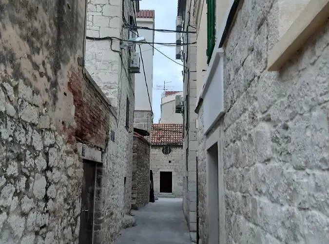 & Lasta * Split