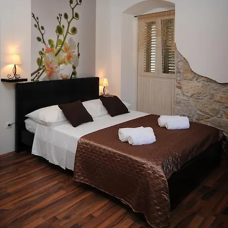 拉斯塔客房公寓酒店 *